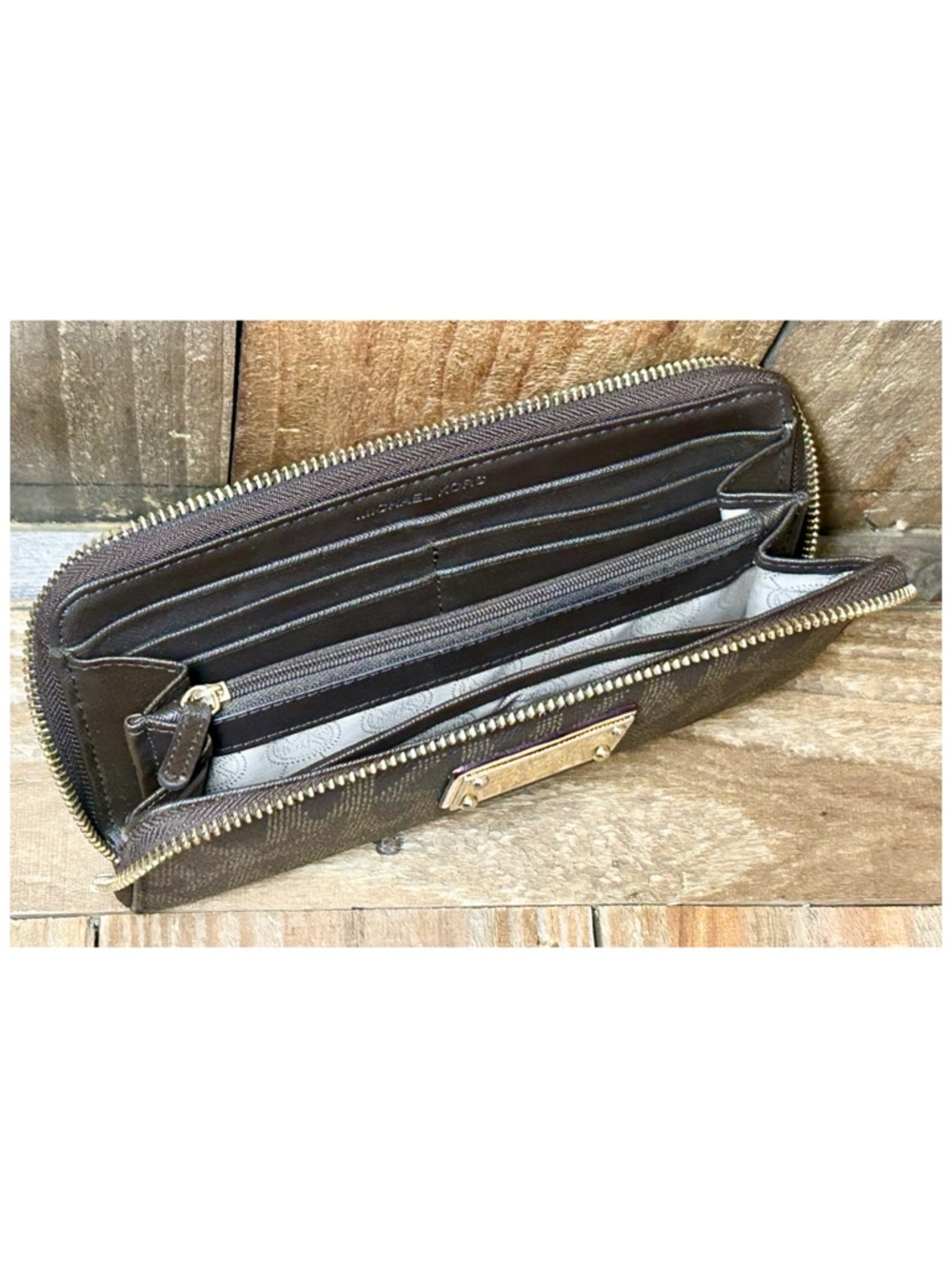 Michael Kors. 4 Piece: Jet Set Tote with Free Matching Wallet, Scarf & Dust Bag. - Picture 13 of 16